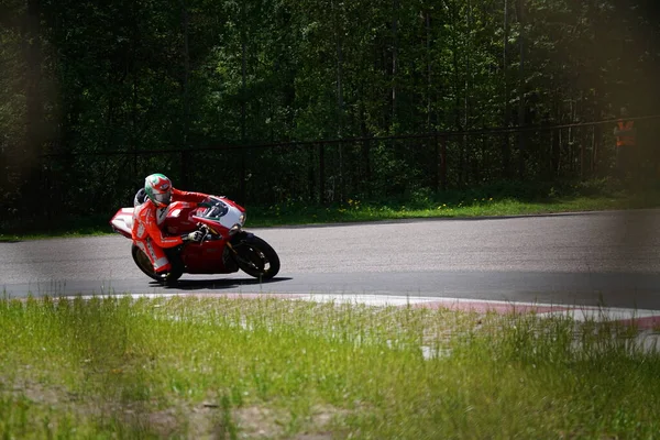 2020 Ρίγα Λετονία Μοτοσικλετιστής Πηγαίνει Στο Δρόμο Ένας Μοτοσικλετιστής Μαθαίνει — Φωτογραφία Αρχείου