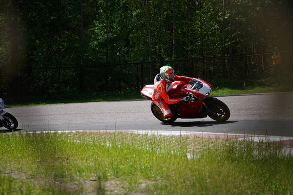 2020 Riga Latvia Motorcyclist Goes Road Motorcyclist Learns Control Motorbike — Stock Photo, Image