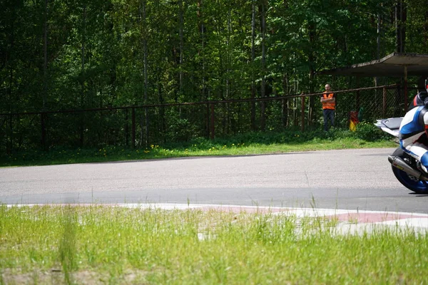 2020 Riga Letland Motorrijder Gaat Weg Een Motorrijder Leert Een — Stockfoto