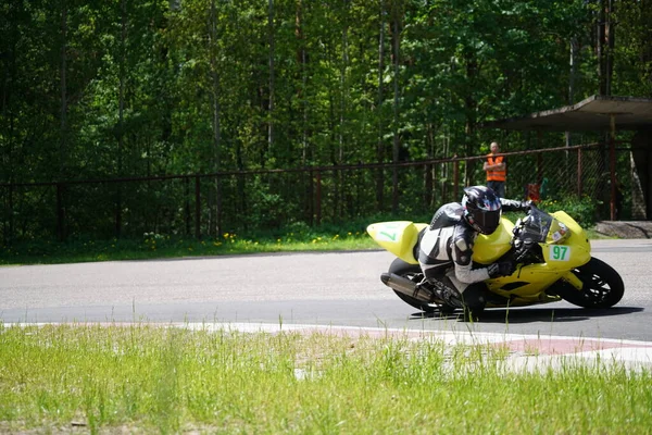 2020 Riga Lettonia Motociclista Strada Motociclista Impara Controllare Una Moto — Foto Stock