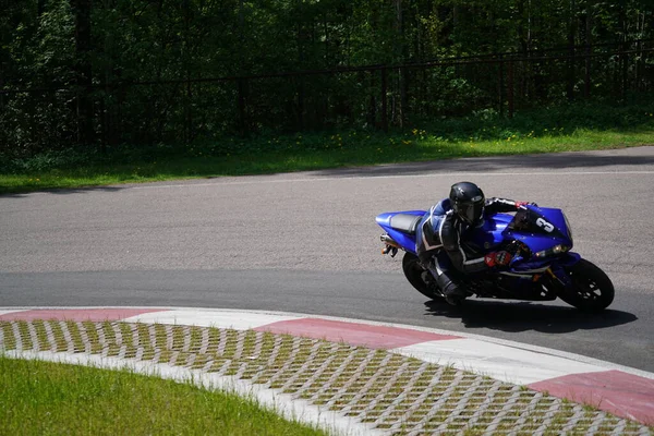 2020 Ropazi Lettland Motorradfahrer Bei Sportfahrradfahrten Auf Einer Leeren Asphaltstraße — Stockfoto