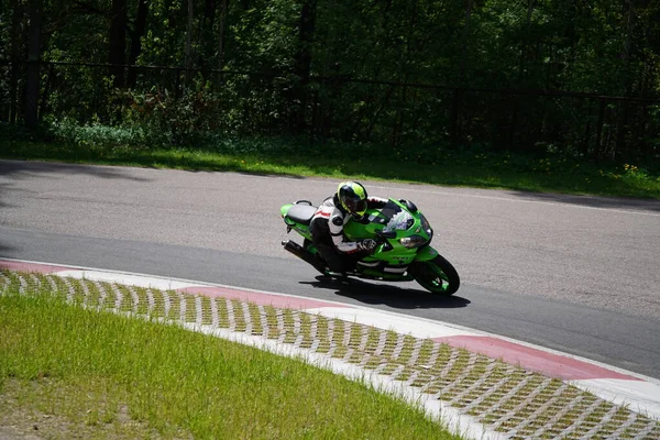 2020 Ropazi Lettland Motorcyklist Sportcykeltur Tom Asfalterad Väg Motionscykel — Stockfoto