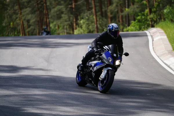 2020ラトビアのローパジは 空のアスファルトの道路でスポーツバイクに乗っている スポーツバイク — ストック写真