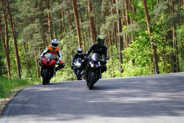 2020 Ropazi Łotwa Motocyklista Rowerze Sportowym Jeździ Pustą Asfaltową Drogą — Zdjęcie stockowe