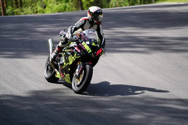 2020ラトビアのローパジは 空のアスファルトの道路でスポーツバイクに乗っている スポーツバイク — ストック写真