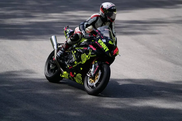 2020 Ropazi Letonia Motociclista Paseos Bicicleta Deportiva Por Carretera Asfalto — Foto de Stock