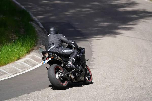 2020 Ropazi Letland Motorrijder Bij Sportieve Fietstochten Lege Asfaltwegen Sportfiets — Stockfoto