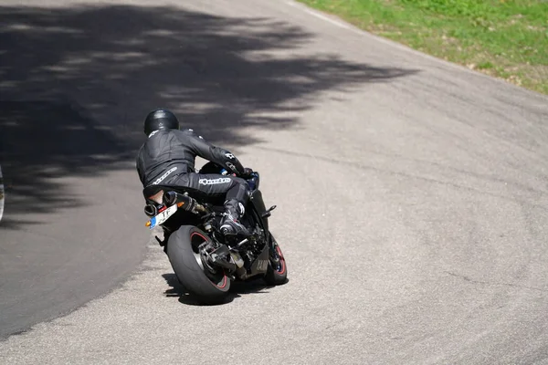 2020ラトビアのローパジは 空のアスファルトの道路でスポーツバイクに乗っている スポーツバイク — ストック写真