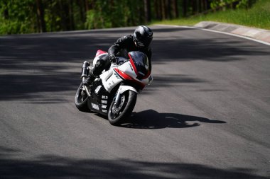 10-05-2020 Ropazi, Letonya motorsikletçisi boş asfalt yolda bisiklet sürüyor. spor bisikleti.