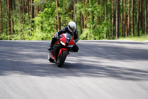 2020 Ropazi Letonia Motociclista Paseos Bicicleta Deportiva Por Carretera Asfalto —  Fotos de Stock