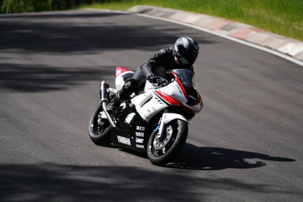 2020 Ropazi Letonia Motociclista Paseos Bicicleta Deportiva Por Carretera Asfalto —  Fotos de Stock