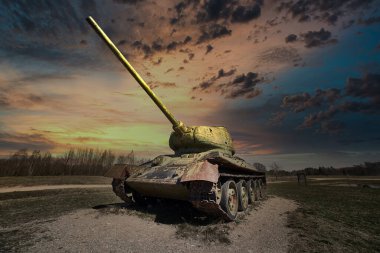 II. Dünya Savaşı 'nın eski Sovyet tankı T-34 güneş ışınlarıyla çimlerin üzerinde koşuyordu..