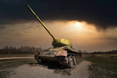 II. Dünya Savaşı 'nın eski Sovyet tankı T-34 güneş ışınlarıyla çimlerin üzerinde koşuyordu..