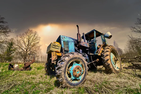 Старий Трактор Трав Яному Полі — стокове фото
