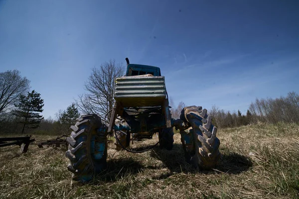 Старий Трактор Трав Яному Полі — стокове фото