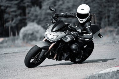 Hızlı motosiklet sürüşü. Motosiklet turunda boş otoyolu sürerken eğleniyorum. Siyah beyaz bir fotoğraf..