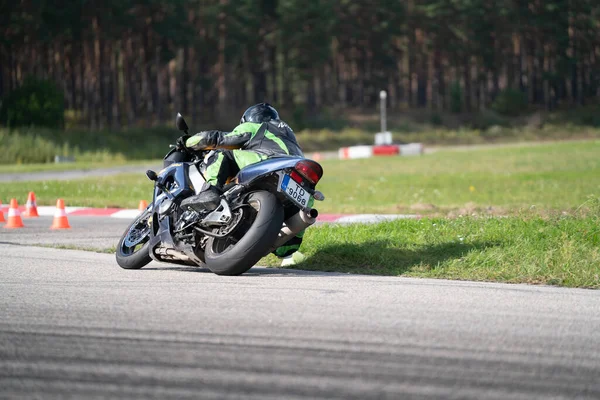 2020 Ropazi Latvia Motorcyclist Sport Bike Rides Empty Asphalt Road — Foto de Stock