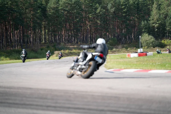 2020ラトビアのローパジは 空のアスファルトの道路でスポーツバイクに乗っています スポーツバイク オートバイの訓練 — ストック写真