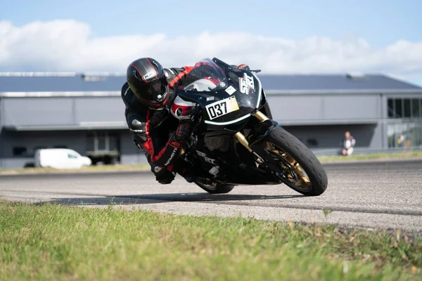 2020罗帕齐 拉托维亚摩托车手 在空旷的沥青路面上骑摩托车 跑车电单车训练 — 图库照片