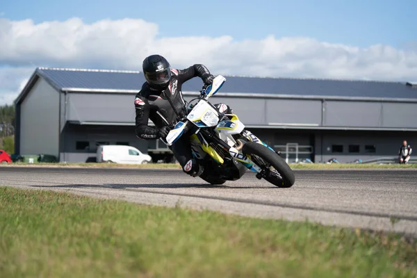 2020 Ropazi Latvia Motorcyclist Sport Bike Rides Empty Asphalt Road — Stockfoto