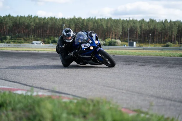 2020 Ropazi Latvia Motorcyclist Sport Bike Rides Empty Asphalt Road —  Fotos de Stock