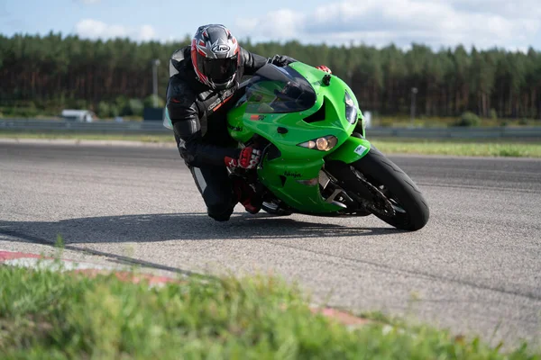 2020ラトビアのローパジは 空のアスファルトの道路でスポーツバイクに乗っています スポーツバイク オートバイの訓練 — ストック写真