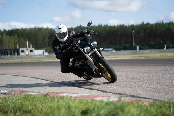 2020罗帕齐 拉托维亚摩托车手 在空旷的沥青路面上骑摩托车 跑车电单车训练 — 图库照片
