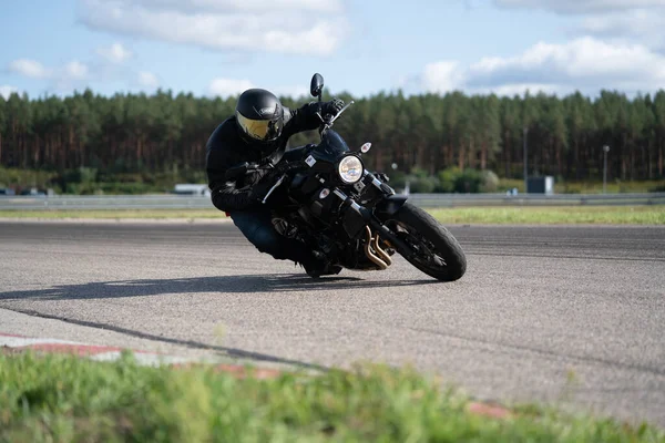 2020 Ropazi Latvia Motorcyclist Sport Bike Rides Empty Asphalt Road —  Fotos de Stock