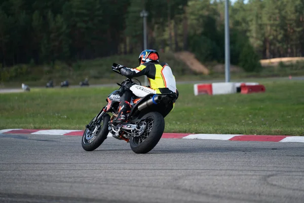 2020 Ropazi Latvia Motorcyclist Sport Bike Rides Empty Asphalt Road — Stock fotografie