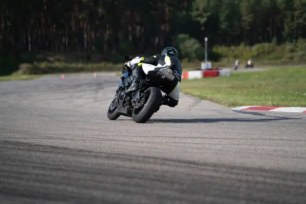 2020ラトビアのローパジは 空のアスファルトの道路でスポーツバイクに乗っています スポーツバイク オートバイの訓練 — ストック写真