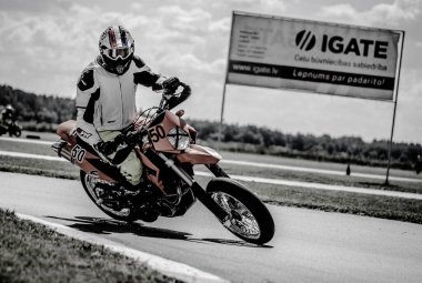 10-05-2020 Ropazi, Letonya motosikletçisi boş asfalt yolda süpermoto gezintisinde.