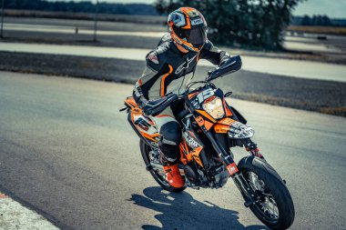 10-05-2020 Ropazi, Letonya motosikletçisi boş asfalt yolda süpermoto gezintisinde.