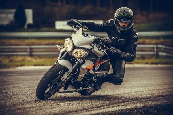 2020罗帕齐 拉托维亚摩托车手 在空旷的沥青路面上骑摩托车 运动自行车 — 图库照片