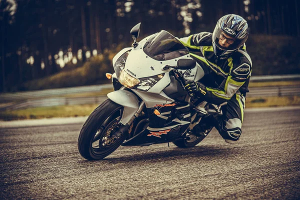 2020 Ropazi Latvia Motorcyclist Sport Bike Rides Empty Asphalt Road — Fotografia de Stock