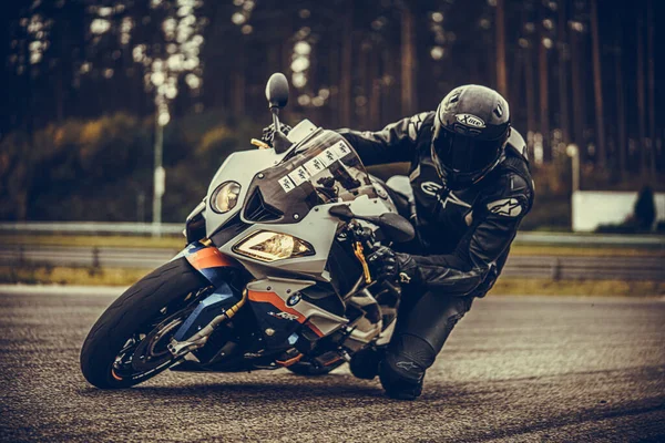 2020 Ropazi Latvia Motorcyclist Sport Bike Rides Empty Asphalt Road —  Fotos de Stock