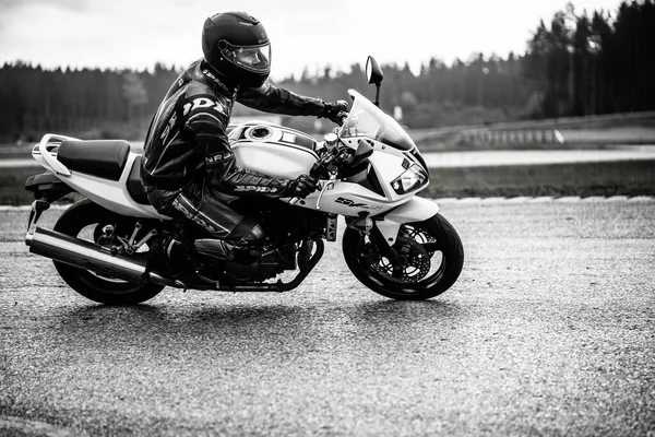 2020 Ropazi Latvia Motorcyclist Sport Bike Rides Empty Asphalt Road — 스톡 사진