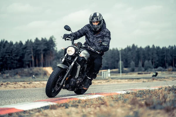 2020 Ropazi Latvia Motorcyclist Sport Bike Rides Empty Asphalt Road — Zdjęcie stockowe