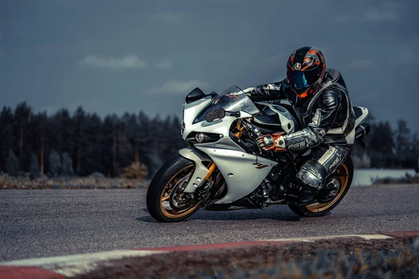 2020 Ropazi Latvia Motorcyclist Sport Bike Rides Empty Asphalt Road — Stock fotografie