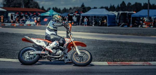 2020 Ropazi Letonia Motociclista Supermoto Por Carretera Asfalto Vacía — Foto de Stock