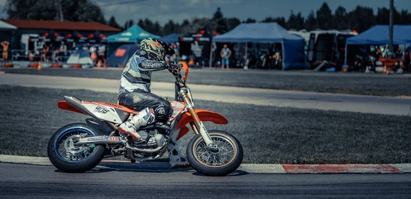 2020 Ropazi Lettonie Motocycliste Aux Courses Supermoto Sur Route Asphaltée — Photo