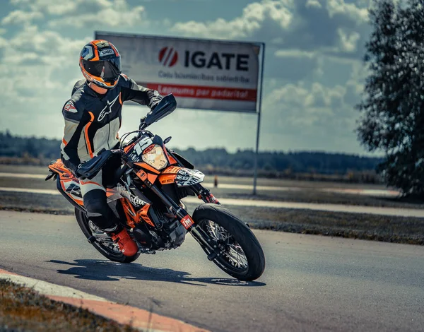 2020 Ropazi Lotyšsko Motocyklista Supermoto Vyjížďkách Prázdné Asfaltové Silnici — Stock fotografie