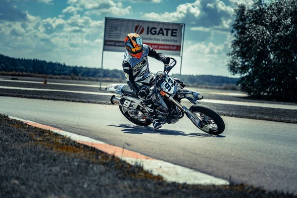 2020 Ropazi Lettonie Motocycliste Aux Courses Supermoto Sur Route Asphaltée — Photo