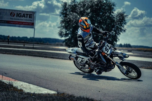 2020ラトビアのローパジ空のアスファルト道路によるスーパーモトの乗り物でオートバイ — ストック写真