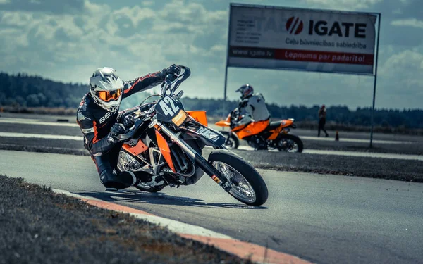 2020 Ropazi Lotyšsko Motocyklista Supermoto Vyjížďkách Prázdné Asfaltové Silnici — Stock fotografie