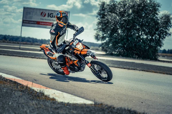 2020 Ropazi Łotwa Motocyklista Supermoto Jedzie Pustą Asfaltową Drogą — Zdjęcie stockowe