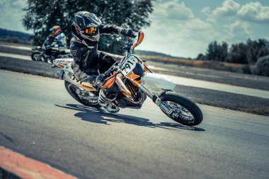 10-05-2020 Ropazi, Letonya motosikletçisi boş asfalt yolda süpermoto gezintisinde.