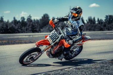 10-05-2020 Ropazi, Letonya motosikletçisi boş asfalt yolda süpermoto gezintisinde.