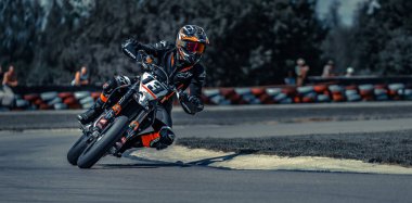 10-05-2020 Ropazi, Letonya motosikletçisi boş asfalt yolda süpermoto gezintisinde.