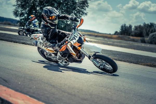 2020 Ropazi Latvia Motorst Supermoto Ездит Пустой Асфальтовой Дороге — стоковое фото