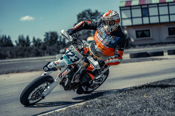 2020 Ropazi Łotwa Motocyklista Supermoto Jedzie Pustą Asfaltową Drogą — Zdjęcie stockowe